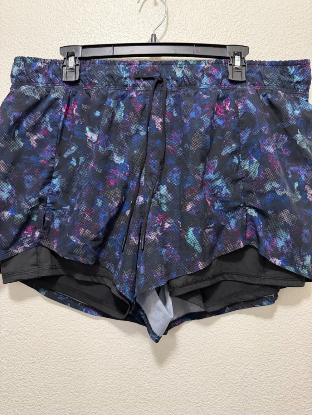 Avia woman's athletic shorts, lined, black multi, drawstring waist, size XXL 20